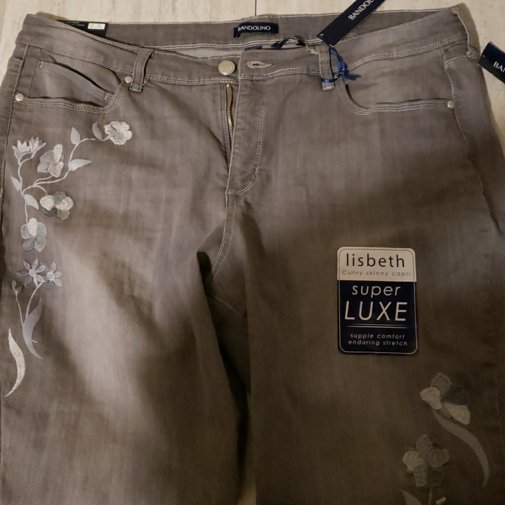 Bandolino Lisbeth Curvy Capri